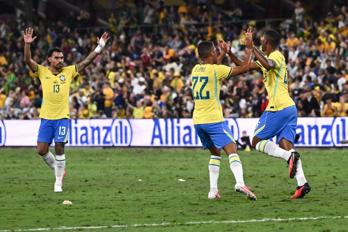 Rayan-Simplicio celebra el gol agónico que evitó la derrota de Brasil.