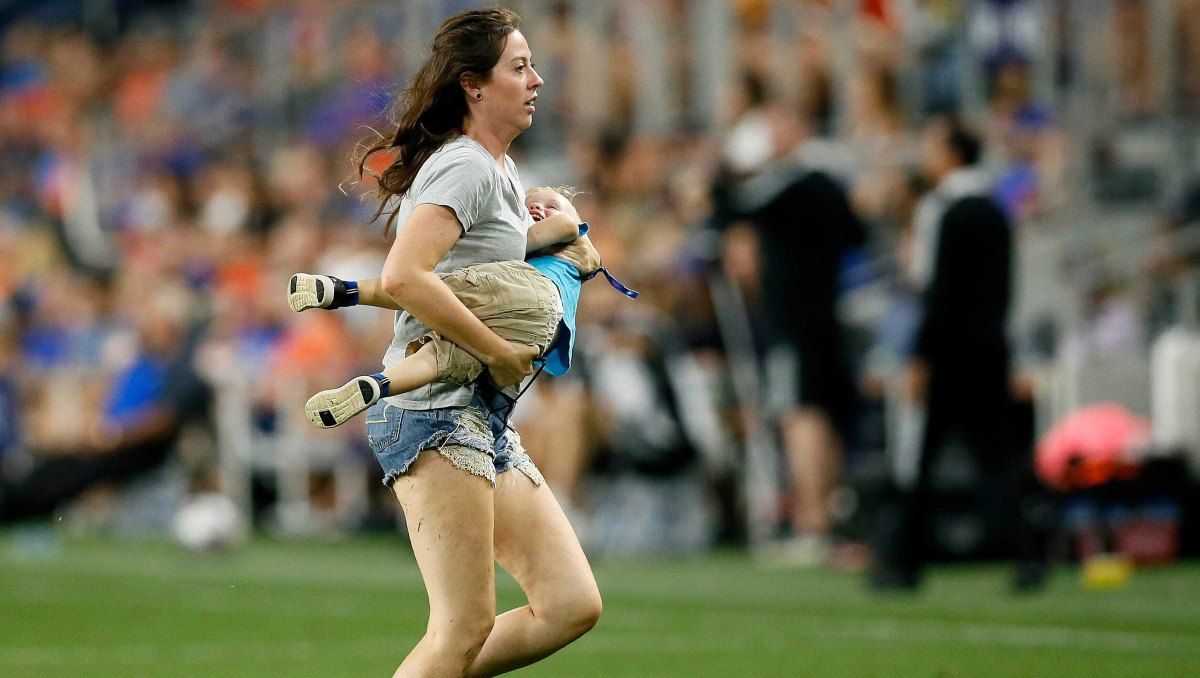 El pequeño invasor del partido de la MLS fue retirado de la cancha sin problemas.&nbsp;