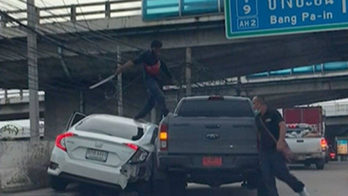 Un video que se hizo viral a través de Twitter muestra el ataque del conductor con la espada samurai Un video que se hizo viral a través de Twitter muestra el ataque del conductor con la espada samurai
