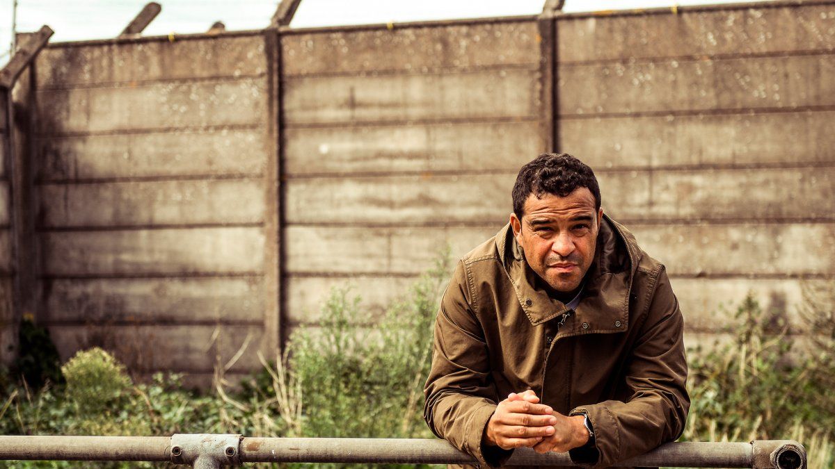 Inside the World’s Toughest Prisons es conducido por Raphael Rowe