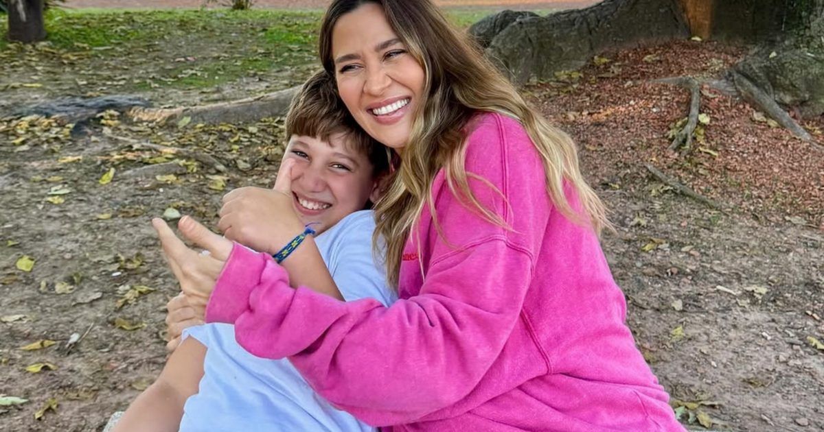 Jimena Barón junto a su hijo Momo en un emotivo momento de despedida escolar.