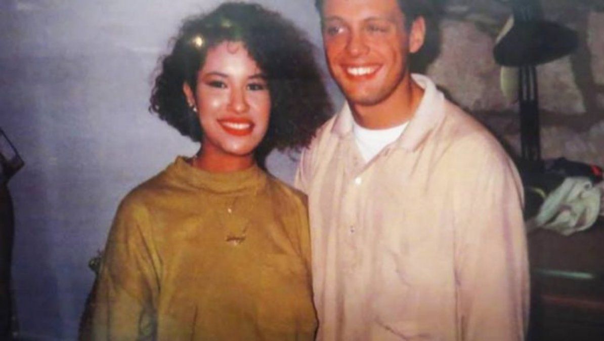 Luis Miguel podría haber tenido una relación con la desaparecida reina del Tex Mex según una foto que salió a la luz en la bioserie de la cantante.