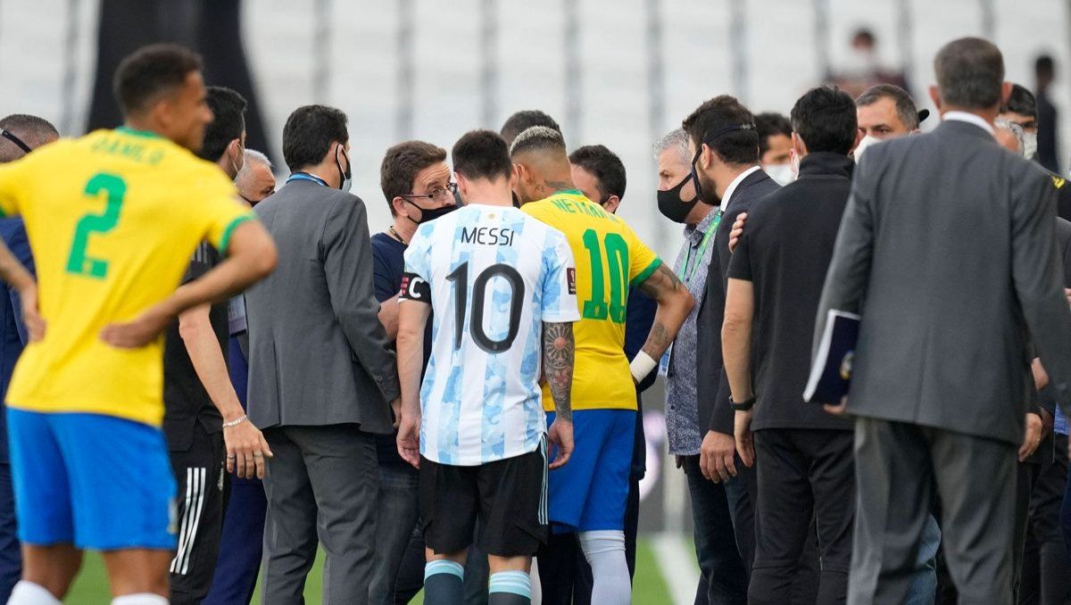 El partido en efecto quedó suspendido. No se sabe si Brasil será sancionado con puntos por haber fallado como anfitrión de Argentina.&nbsp;