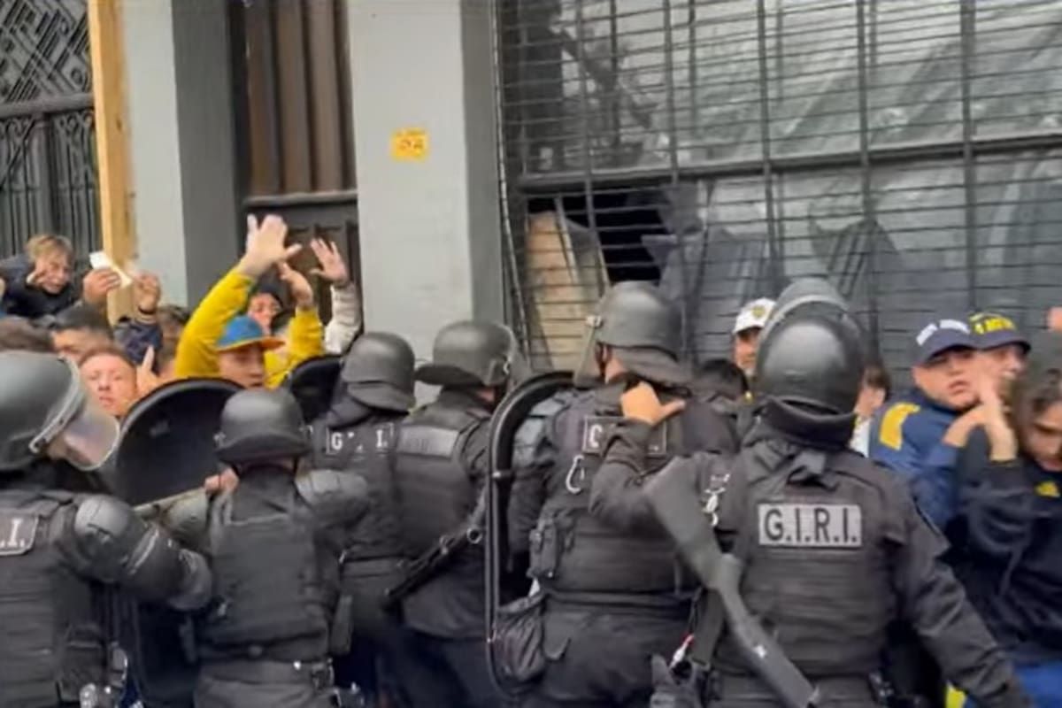 Hinchas de Boca denuncian represión policial en el ingreso al Gigante de Arroyito.
