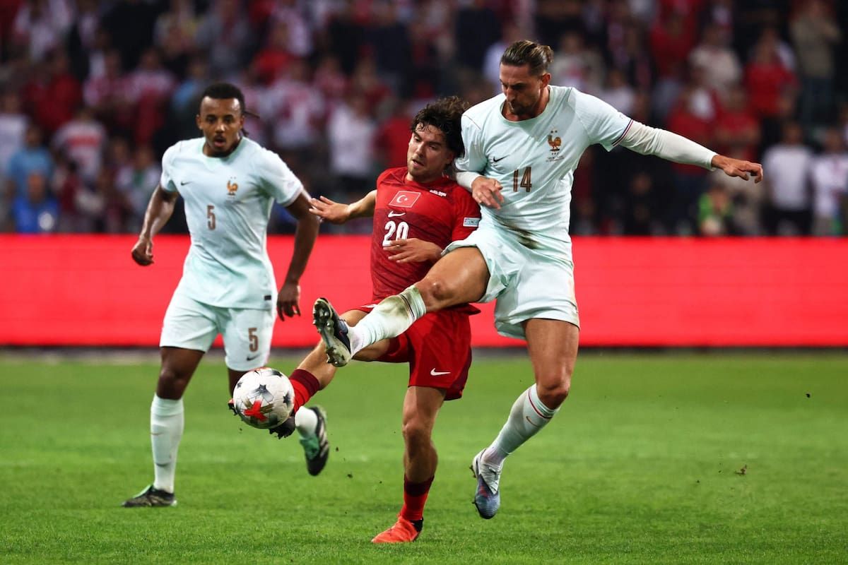 Jugadores de Francia y Bélgica disputan un balón en el partido de la UEFA Nations League.