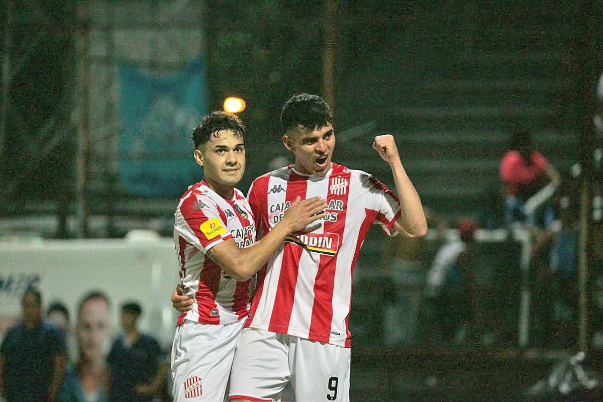 Mauro Verón celebra uno de sus dos goles ante Gimnasia de Jujuy.