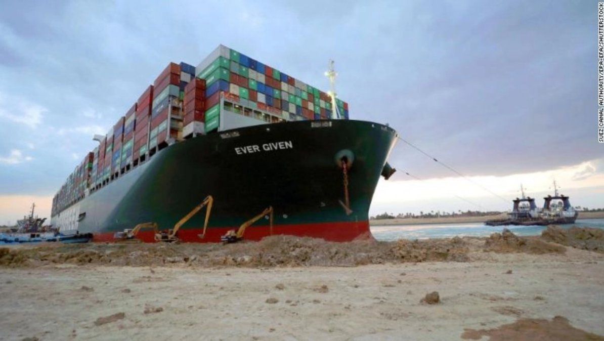 El buque Ever Given que se atascó en el Canal de Suez. | Foto: cnn.com