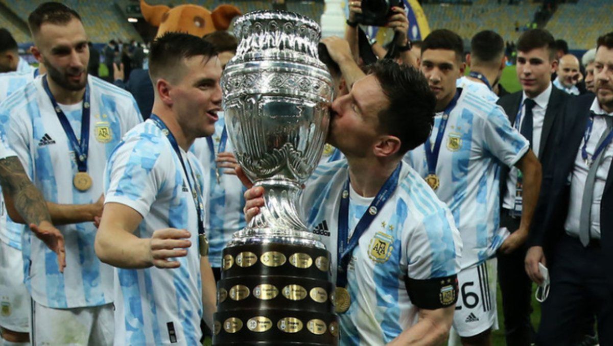 Lionel Messi pudo levantar finalmente su primer título con la albiceleste. Lionel Messi pudo levantar finalmente su primer título con la albiceleste.