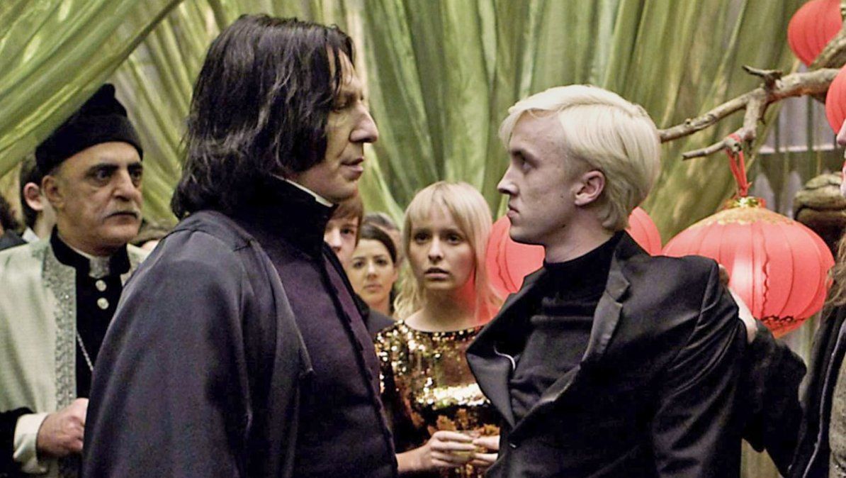 Tom Felton y Alan Rickman en una escena de Harry Potter. | Foto: people.com