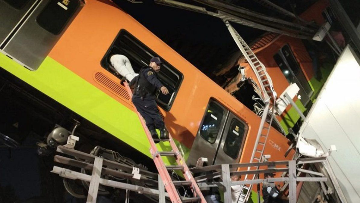 El siniestro e CDMX requirió la presencia de alrededor de 40 ambulancias El siniestro e CDMX requirió la presencia de alrededor de 40 ambulancias