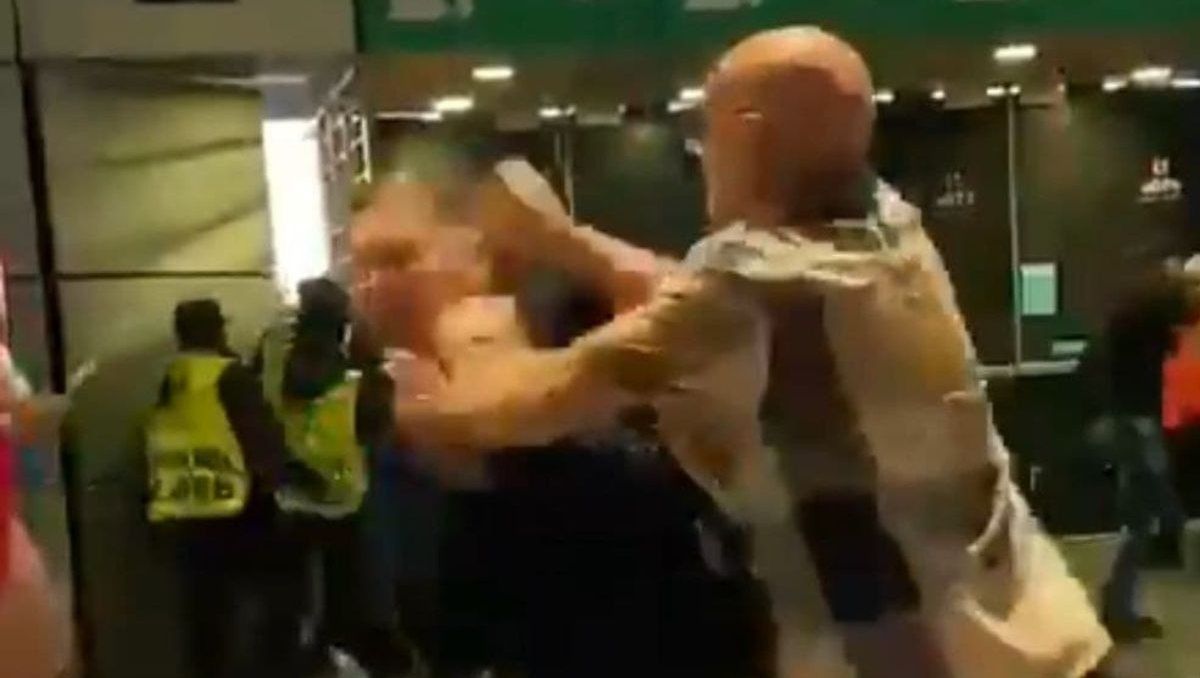 Hooligans emboscaron y golpearon a los tifosis a la salida del estadio.