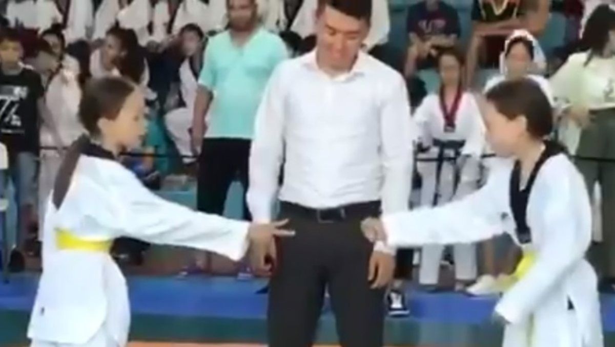 Las gemelas Aia y Saya se decidieron por el famoso juego para evitar hacerse daño. Las gemelas Aia y Saya se decidieron por el famoso juego para evitar hacerse daño.