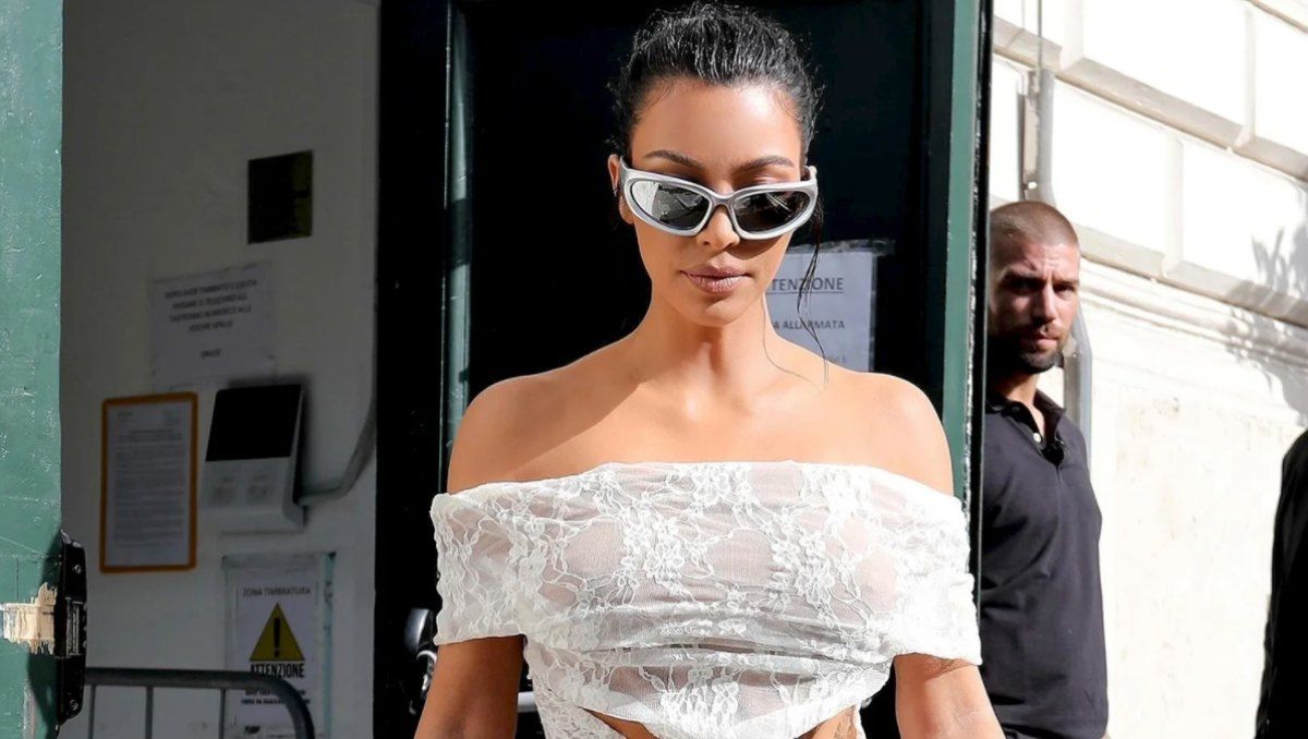 Kim Kardashian generó polémica por visitar el Vaticano con un vestido apretado. 