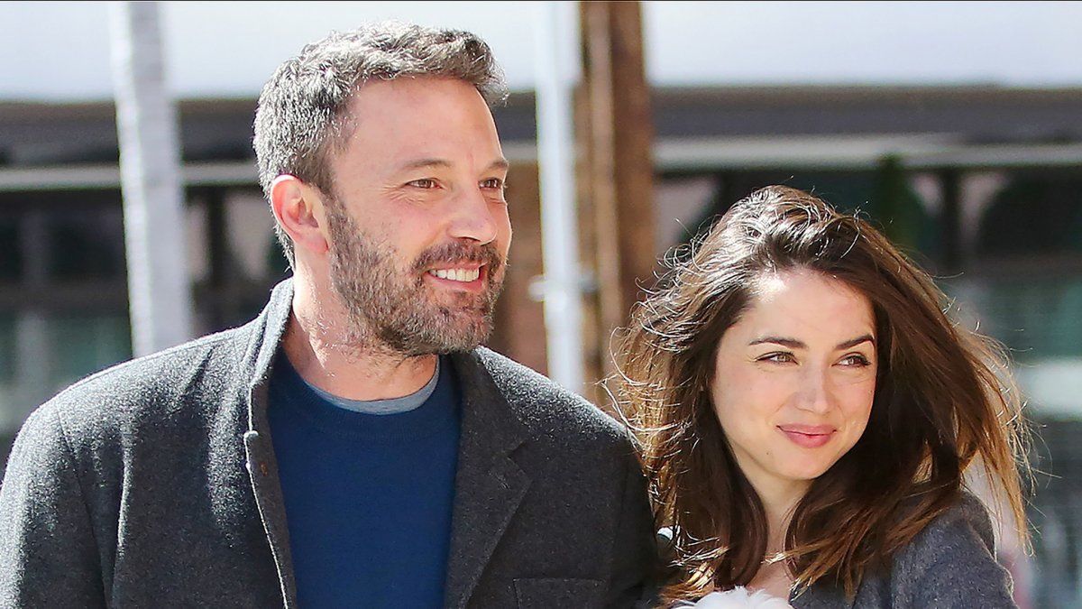 Ben Affleck y Ana de Armas paseando por las calles