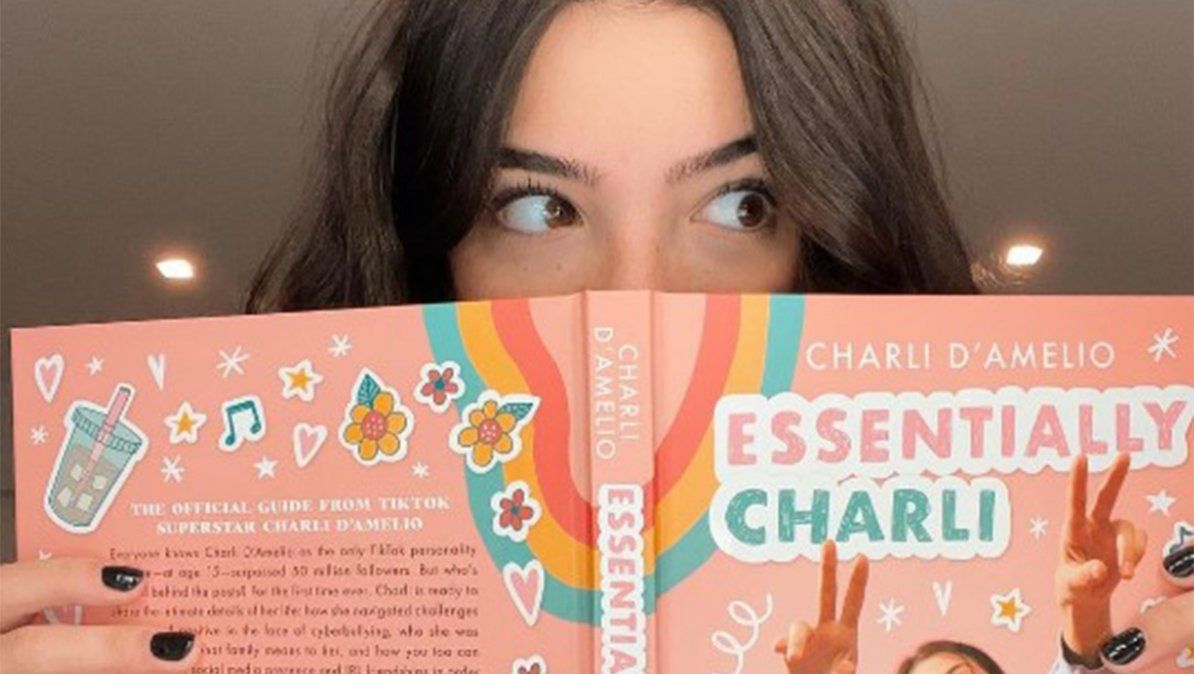 El precio del libro de Charli DAmelio ronda los 20 dólares | Foto: @charlidamelio (Vía Instagram)