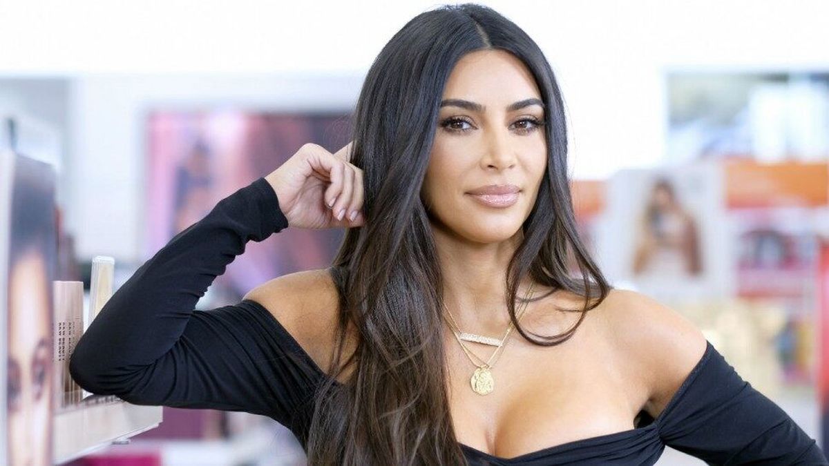 Kim Kardashian se burla de su familia en Saturday Night Live