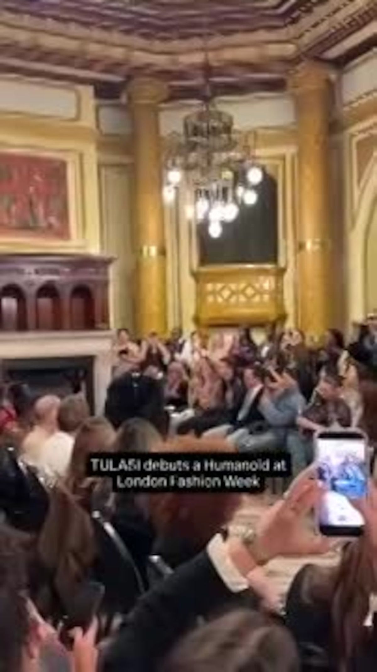 Un robot humanoide desfila en la Semana de la Moda de Londres.