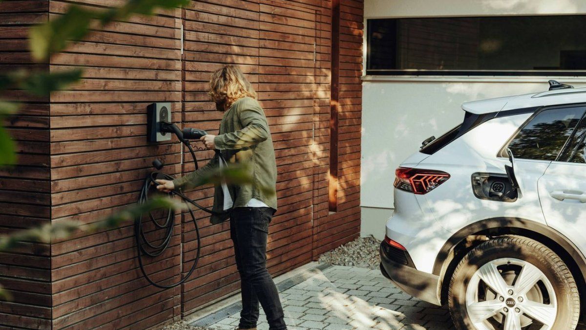 Un vehículo eléctrico en proceso de carga en una estación pública.
