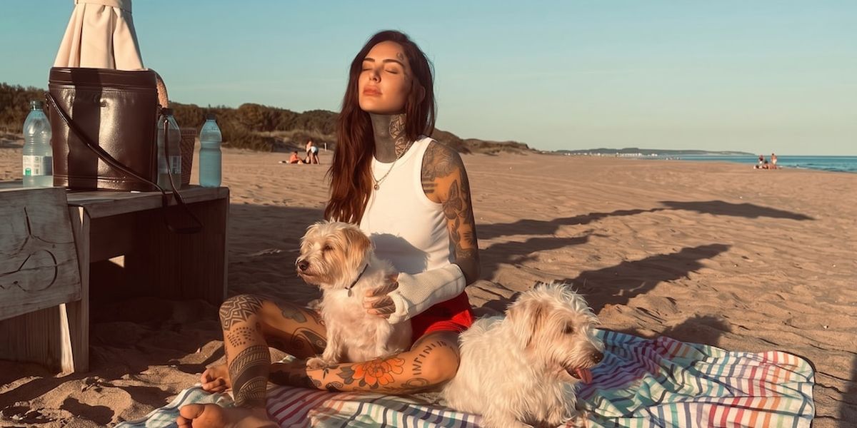 Cande Tinelli homenajea a su perra Linda en su termo y mate.