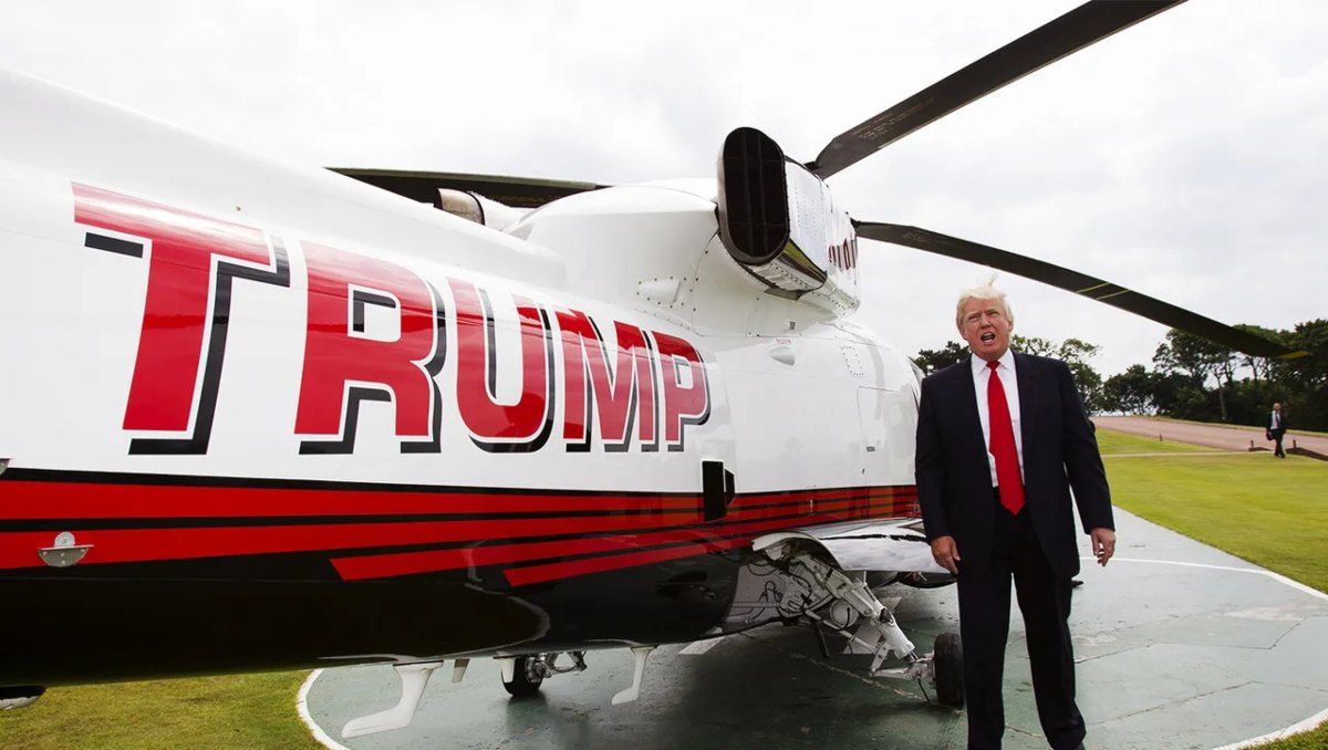 Donald Trump junto al helicóptero que está vendiendo. 