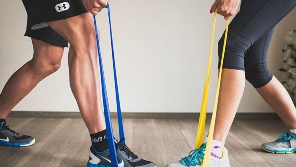 Los ejercicios con bandas elásticas son ideales para ejercitar el cuerpo en casa. | Foto: aptavs.com