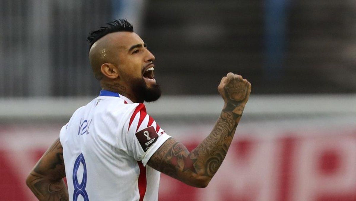 Arturo Vidal no oculta su interés por el vestir el amarillo del América. Arturo Vidal no oculta su interés por el vestir el amarillo del América.