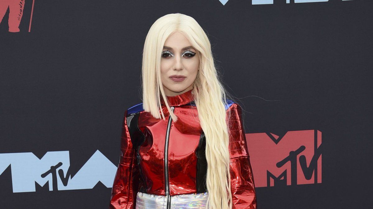 Ava Max tiene 26 años de edad y una carrera artística