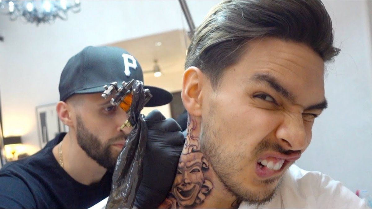 Tatuaje en el cuello Tatuaje en el cuello