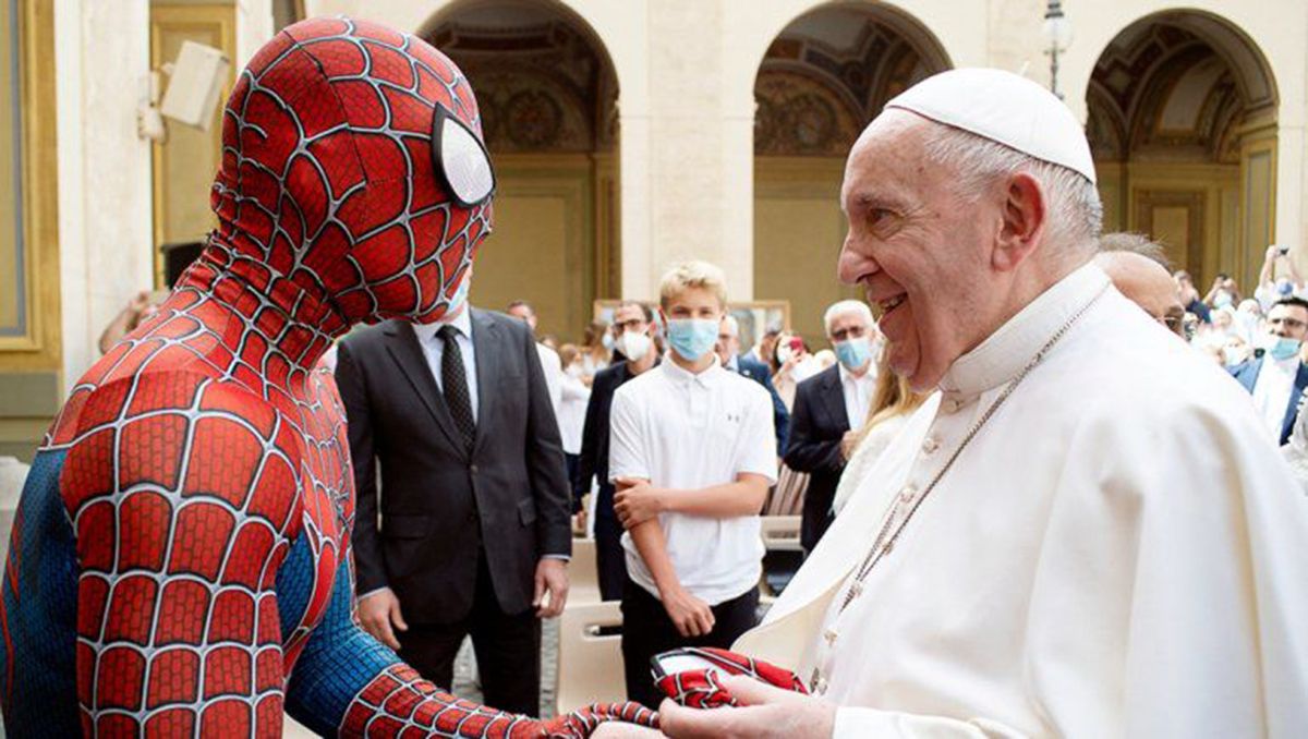 Spiderman y el papa Francisco en el Vaticano