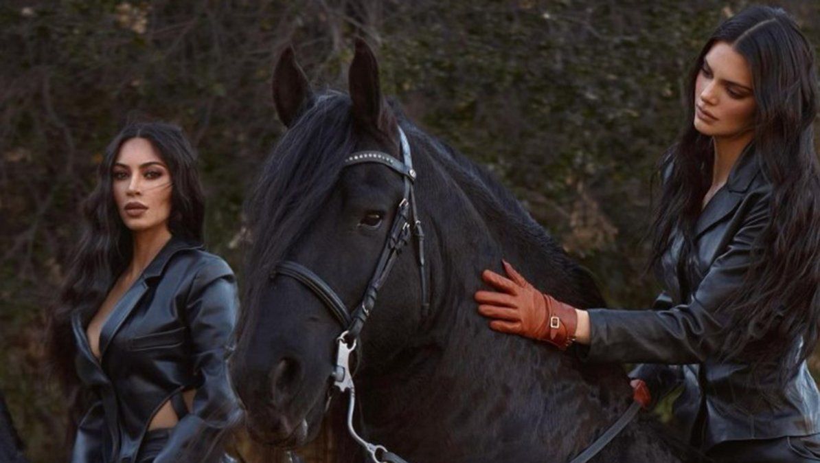 Kim Kardashian y Kendall Jenner promocionan su nuevo perfume montando a caballo