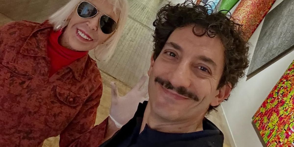 Marta Minujín entrega un Oscar casero a su sobrino Juan en su taller.