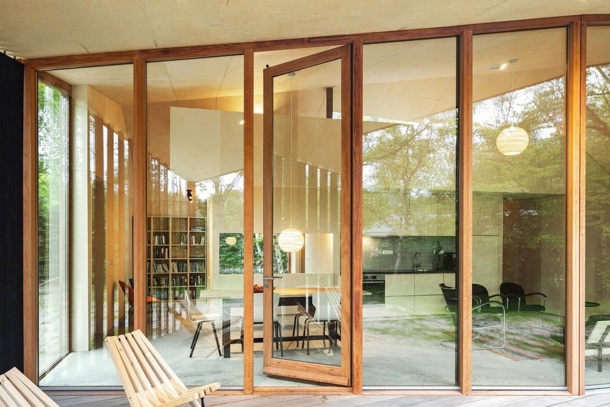 La casa prefabricada holandesa se transforma para optimizar el espacio y la luz.