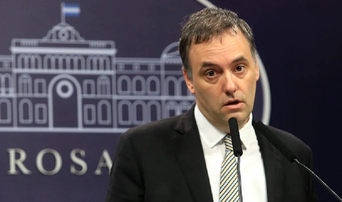 Jefe de Gabinete Adorni: Milei ratifica apoyo en medio de presiones y un récord de preguntas opositoras