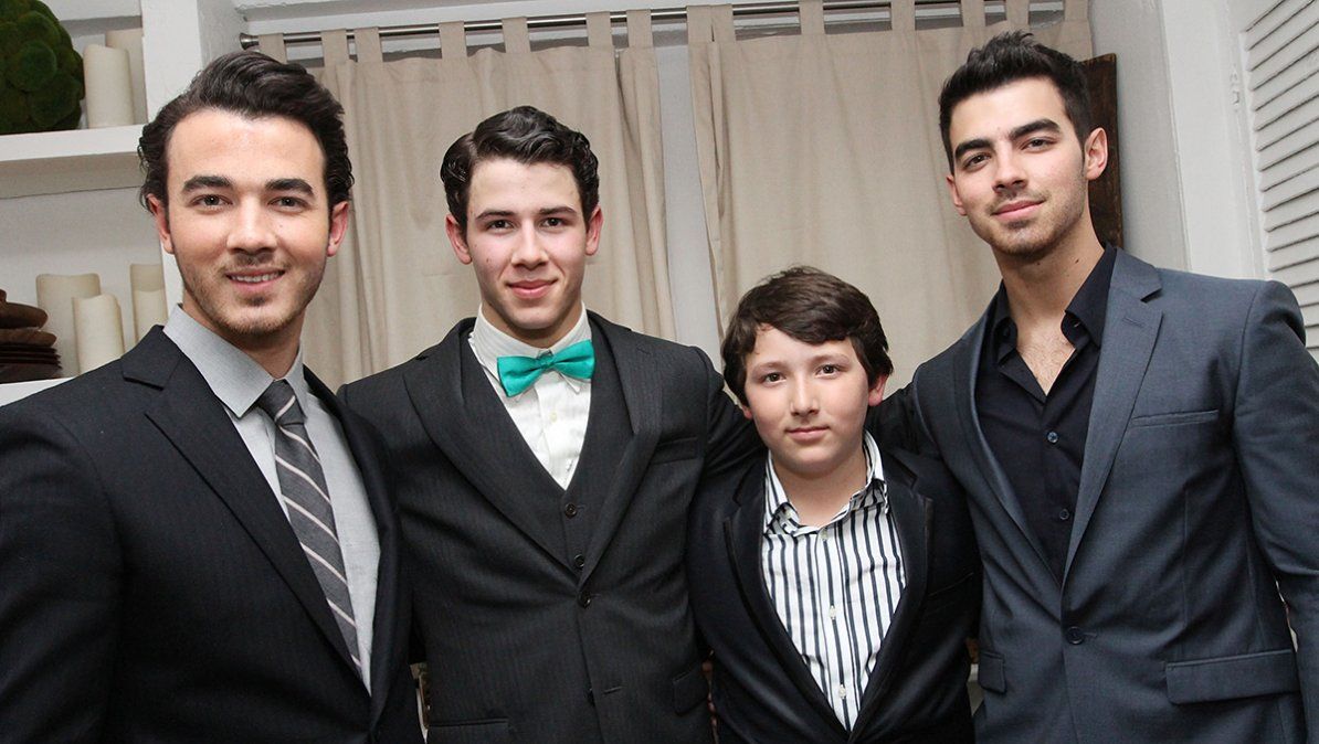 Los Jonas Brothers y su hermano menor