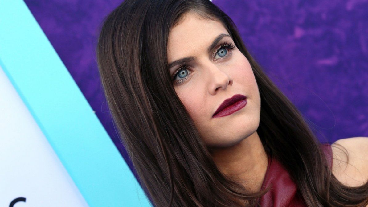 Alexandra Daddario recientemente ha cuestionado el uso de los pantalones | Foto: EFE