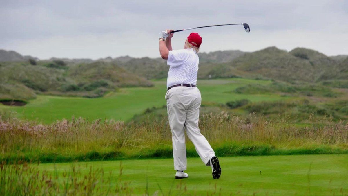 Trump jugando golf 