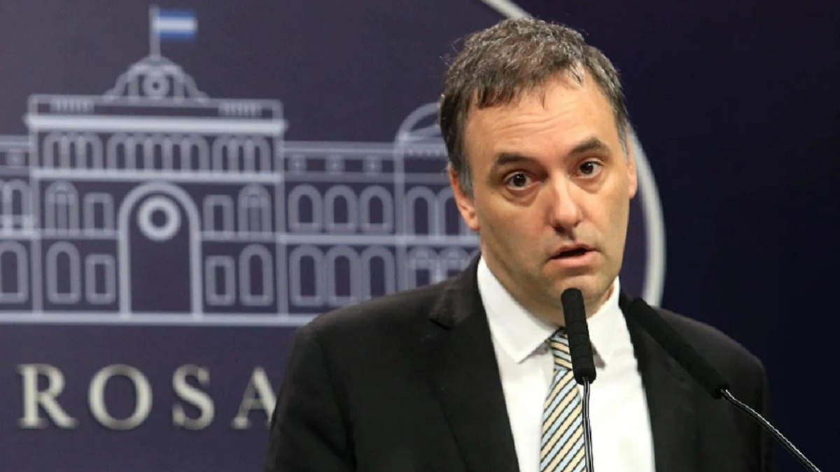 Jefe de Gabinete Adorni: Milei ratifica apoyo en medio de presiones y un récord de preguntas opositoras