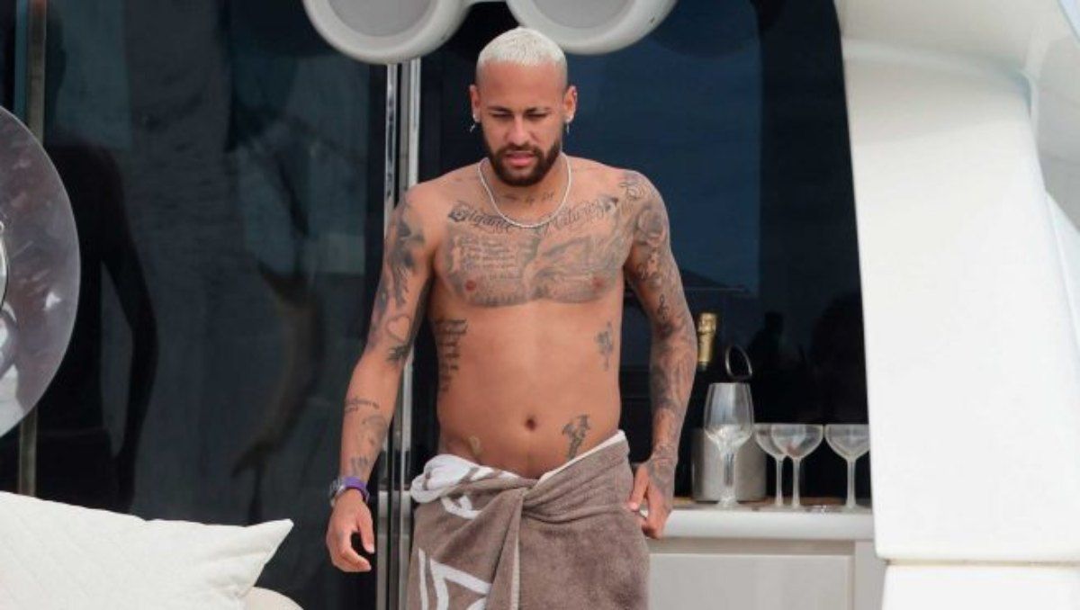 Neymar parece haber ganado unos kilos de más. Neymar parece haber ganado unos kilos de más.