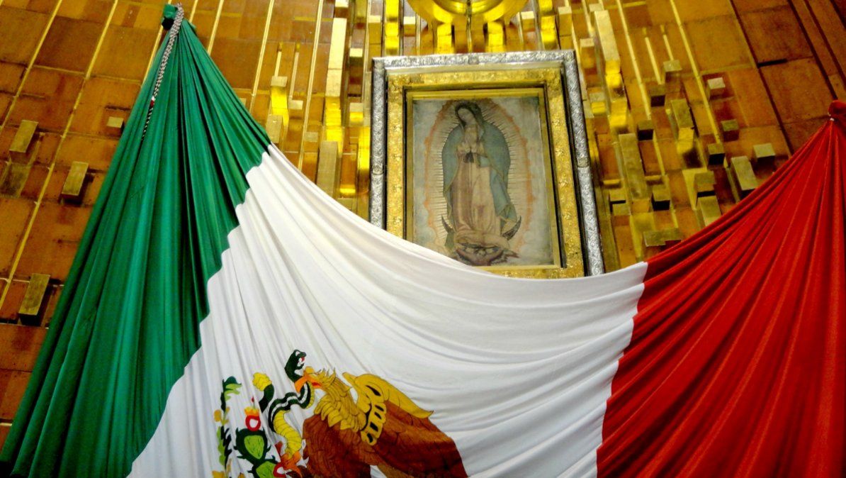 En el Estado de México aseguran reaparición de la Virgen de Guadalupe en el pavimento.