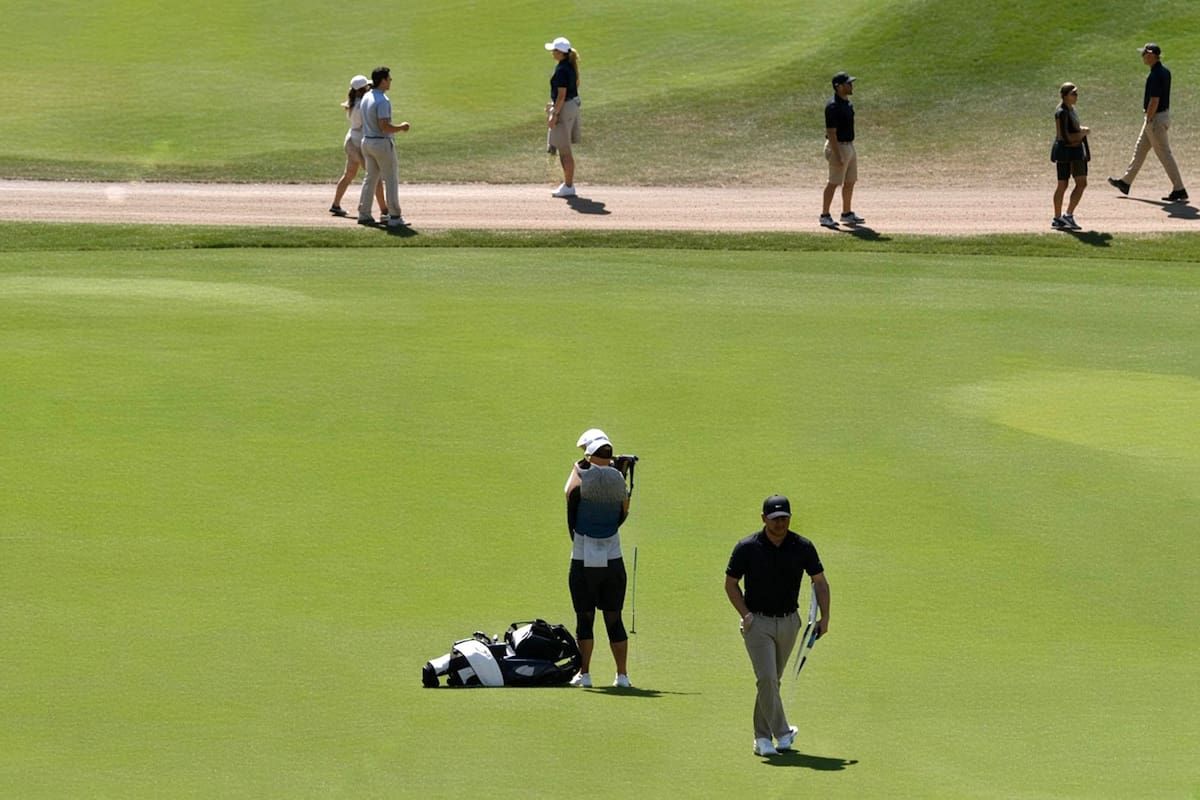 El caddie Cliff Ellis