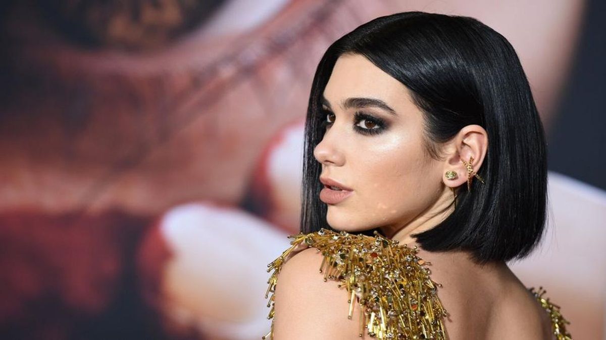Dua Lipa enciende las pasarelas de Milán vestida de Versace&nbsp;