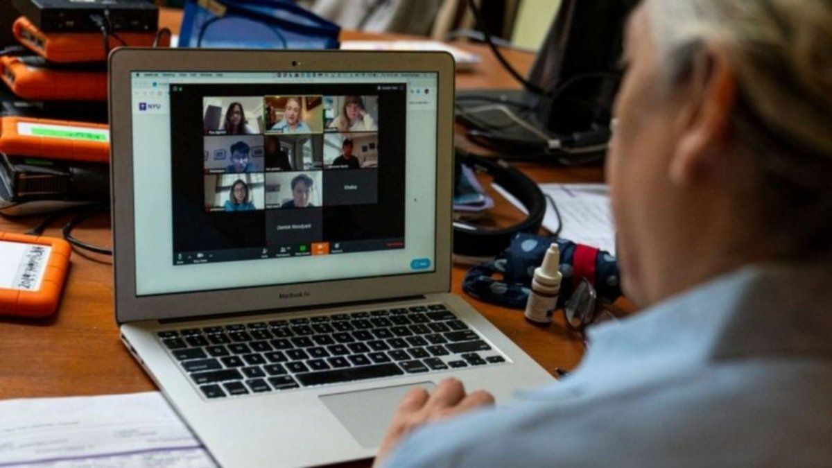 Profesor renuncia en medio de clase virtual / Getty Images Profesor renuncia en medio de clase virtual / Getty Images