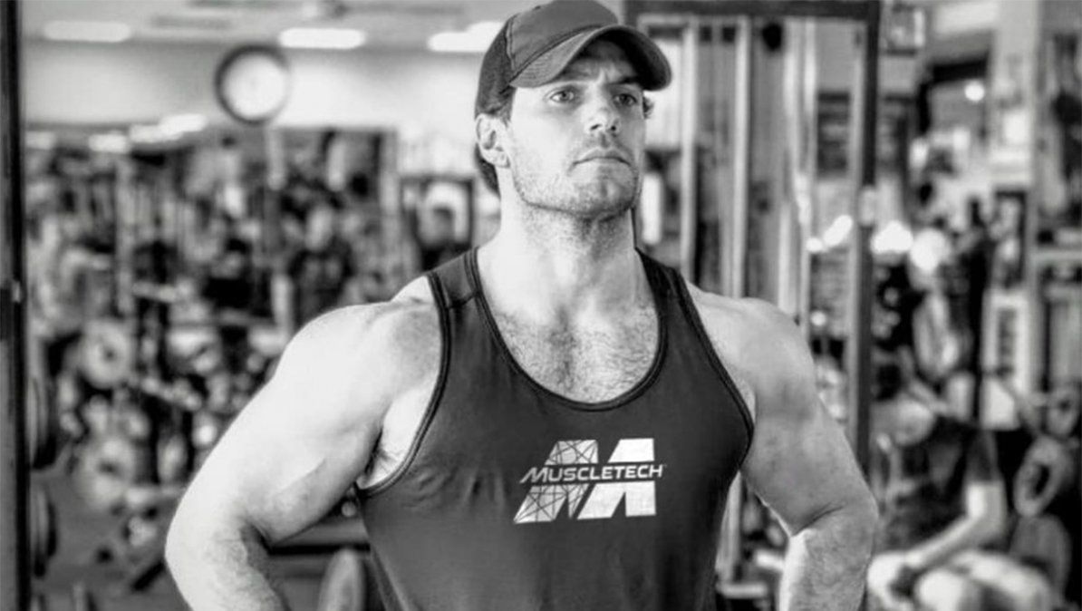 Henry Cavill luce más musculoso que nunca
