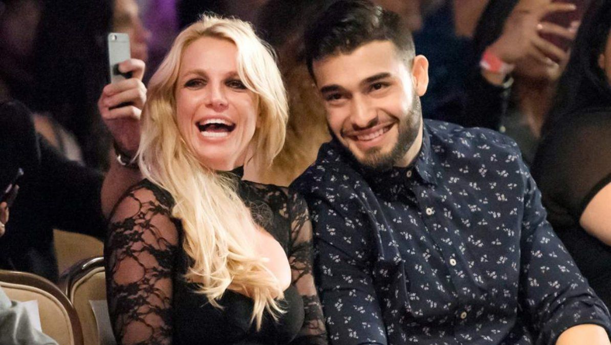 Britney Spears celebró recientemente su cumpleaños 39 junto a su novio Sam Asghari y lució realmente feliz Britney Spears celebró recientemente su cumpleaños 39 junto a su novio Sam Asghari y lució realmente feliz