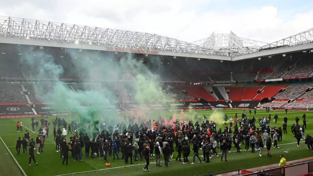 Los seguidores del Manchester United protestaron antes del duelo en Old Trafford contra Liverpool. | Foto: france24.com Los seguidores del Manchester United protestaron antes del duelo en Old Trafford contra Liverpool. | Foto: france24.com