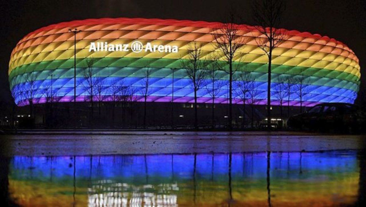 El Allianz Arena se iluminó con los colores LGBTI lo que generó una respuesta de la UEFA.
