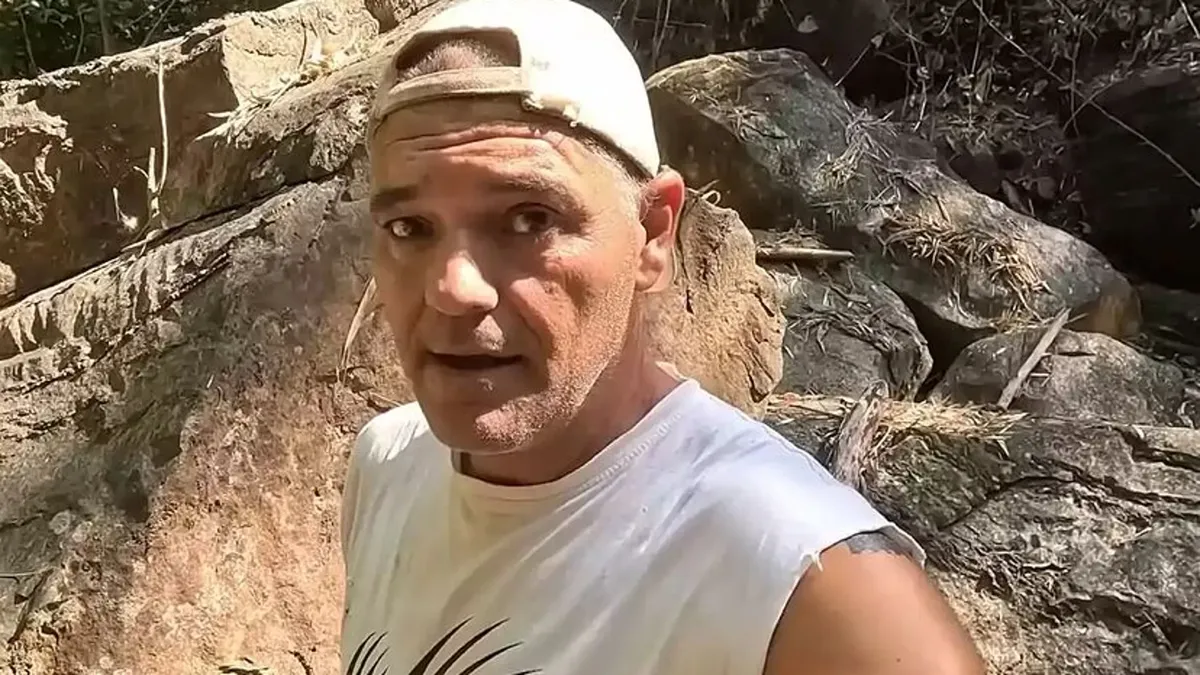Frank Cuesta supervisa los daños en su refugio tras la inundación en Bangkok.