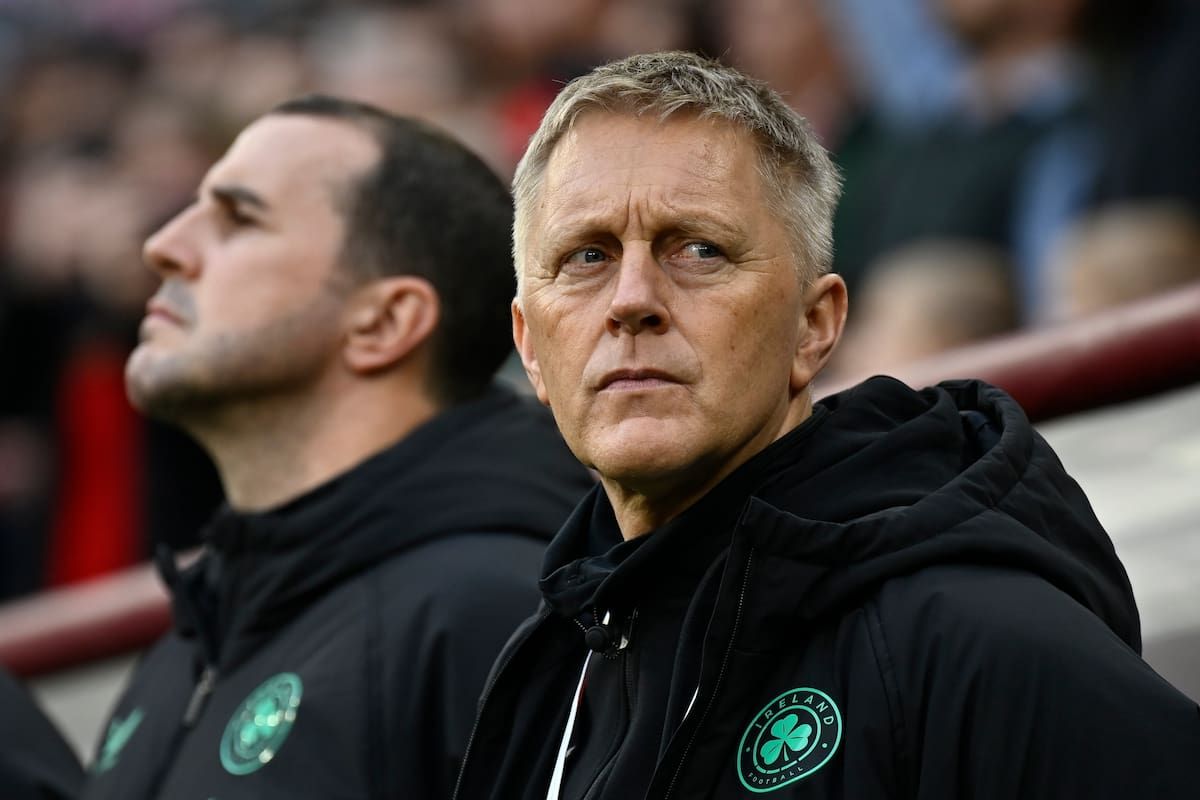 Jugadores de la selección irlandesa entrenan con brazaletes negros en señal de luto.