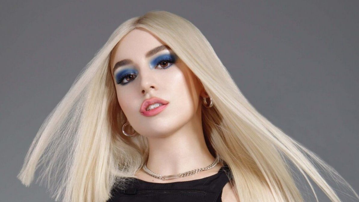 Ava Max no quiso revelar en qué show pasó esto. | Foto: musicmundial.com