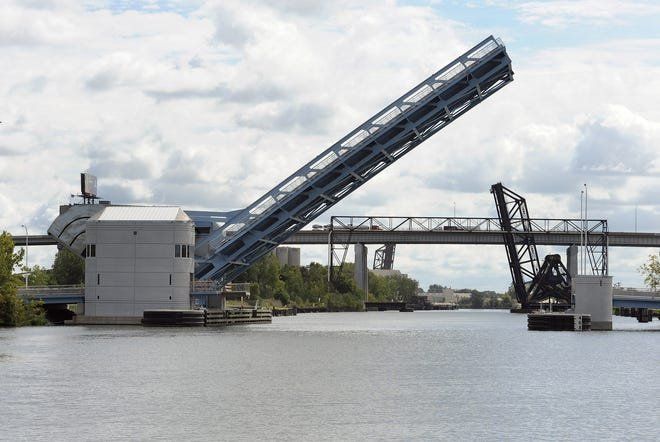 Detroit: Hombre saltó puente levadizo con un crucero pasando